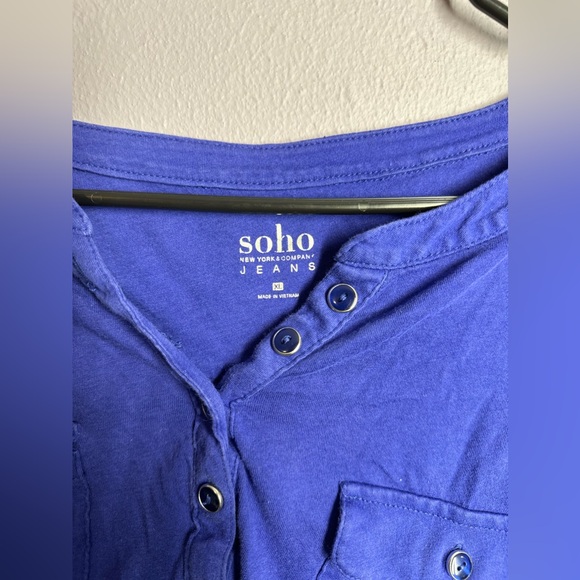 Half button up cropped sleeve top - Picture 2 of 3